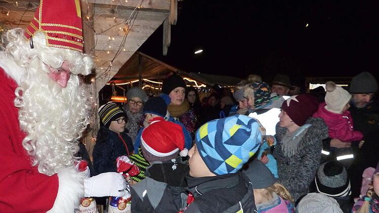 Der Nikolaus hatte S&uuml;&szlig;igkeiten f&uuml;r die Kinder mitgebracht. Fotos: Klaus-Peter Wulf