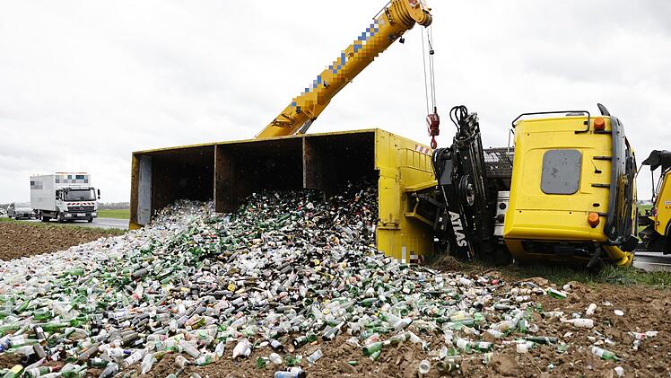 Lastwagen landet im Graben: Altglas auf dem Acker verteilt