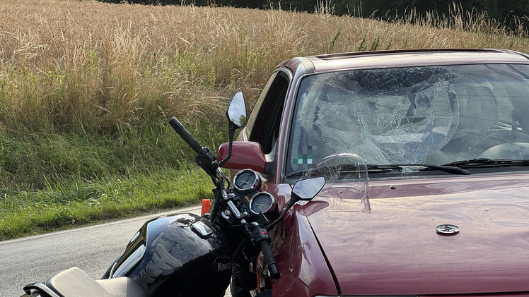 Nürnberger Land: Autofahrer übersieht Motorrad - 65-Jähriger schwer verletzt