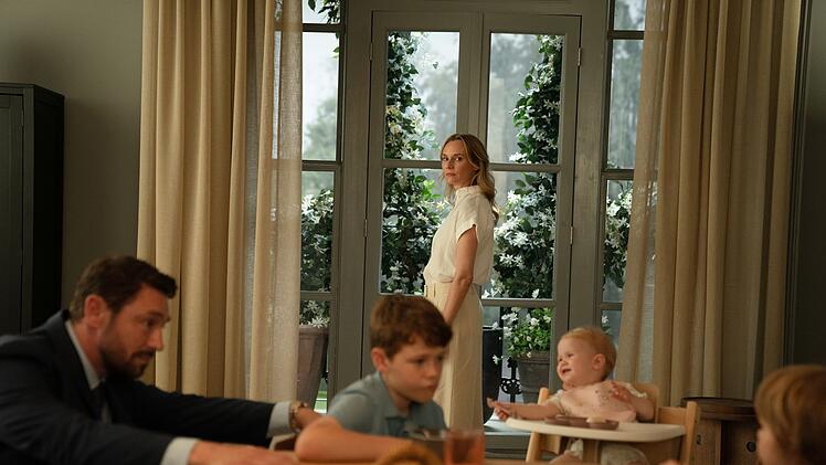 Nach au&szlig;en hin scheint Jess (Diane Kruger) die perfekte Hausfrau zu sein. Doch was steckt dahinter? Die Drama-Serie "Little Disasters" startet am 11. Dezember bei Paramount+.