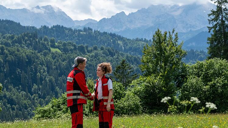 Stress vor idyllischer Kulisse: Elli (Klara Deutschmann) zieht sich zur&uuml;ck, doch Kollege Felix (Sebastian Griegel) macht ihr wieder Mut.