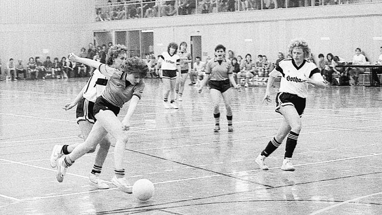 Szene aus dem Spiel des FC Hammelburg (dunkle Spielkleidung) gegen den ASV Rimpar, das leistungsgerecht 2:2 endet.