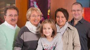 Ludwig und Barbara Amtmann (l.) übergaben an ihre Tochter Marion. Ihr zur Seite steht ihr Lebensgefährte Alexander Hümmer. Die vierte Generation vertritt Enkel Willi.