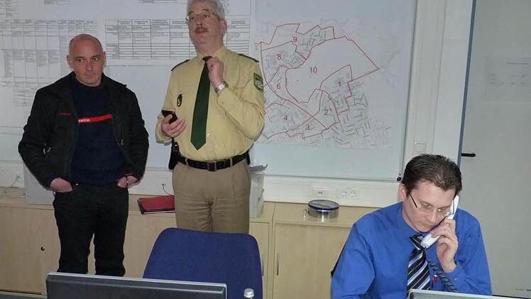 Hallstadts Bürgermeister Markus Zirkel (links) in der Einsatzzentrale bei der Polizei in Bamberg mit dem Einsatzleiter, Polizeidirektor Udo Skrzypczak, und Michael Emmerling (rechts) Fotos: privat (1)/Gründel