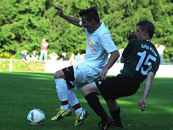 Wiesaus Spielertrainer Mario Gebhard (rechts) langt gegen Fabian Homuth von der SG Roth-Main ganz schön hin. Fotos: Peter Mularczyk