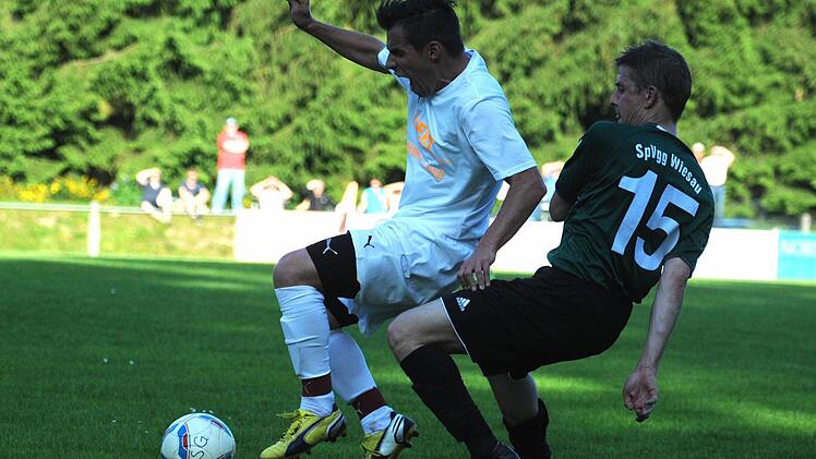 Wiesaus Spielertrainer Mario Gebhard (rechts) langt gegen Fabian Homuth von der SG Roth-Main ganz schön hin. Fotos: Peter Mularczyk