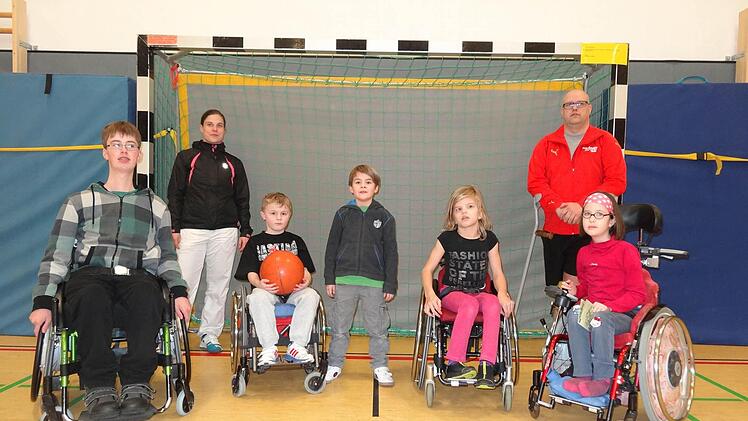 Die Rollstuhlsportgruppe des TSV Hilders trifft sich einmal in der Woche. Weitere Sportler sind herzlich willkommen. Das Bild zeigt vonlinks: Daniel Brenzel, Maria Eife, Marlon Ludwig, Diego Fromm, Mira Bleul, Sophia Reinhardt und Stefan Hartung. Foto: Marion Eckert