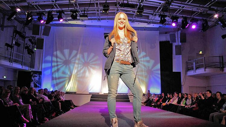 Schrilles, Buntes und Elegantes auf dem Catwalk. Foto: Merzbach
