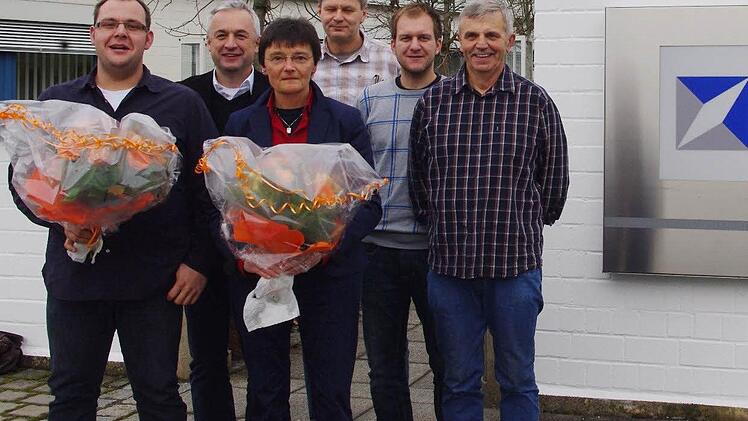 Die Firma Rebhan Werkzeugbau GmbH zeichnete langjährige Mitarbeiter aus. Zu sehen sind (von links) Sandro Liebermann (10 Jahre Betriebszugehörigkeit), Geschäftsführender Gesellschafter Dr. Matthias Rebhan, Rosemarie Völk (40 Jahre Betriebszugehörigkeit), Bernd Siegemund (Bereichsleiter Spritzgießformen), Sebastian Müller (Fertigungsleiter Spritzgießformenbau), Betriebsratsvorsitzender Josef Gwosdek.   Foto: Heike Schülein