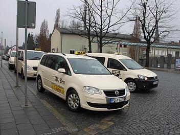Der Taxistand vor dem Forchheimer Bahnhof am Donnerstag Foto: Peter Groscurth