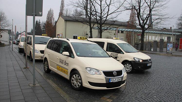 Der Taxistand vor dem Forchheimer Bahnhof am Donnerstag Foto: Peter Groscurth