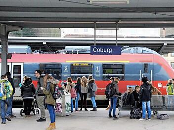 Reger Betrieb herrscht auf dem Coburger Hauptbahnhof vor allem Mittags, wenn die Schüler nach Hause fahren. Weil die meisten Fahrten von und nach Coburg sich innerhalb des Landkreises abspielen, erscheint für die Verantwortlichen in Stadt und Landkreis ein Beitritt zum Verkehrsverbund Großraum Nürnberg derzeit wenig attraktiv: Er würde vor allem zu höheren Kosten führen. Fotos: Simone Bastian