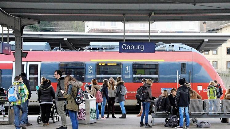 Reger Betrieb herrscht auf dem Coburger Hauptbahnhof vor allem Mittags, wenn die Schüler nach Hause fahren. Weil die meisten Fahrten von und nach Coburg sich innerhalb des Landkreises abspielen, erscheint für die Verantwortlichen in Stadt und Landkreis ein Beitritt zum Verkehrsverbund Großraum Nürnberg derzeit wenig attraktiv: Er würde vor allem zu höheren Kosten führen. Fotos: Simone Bastian