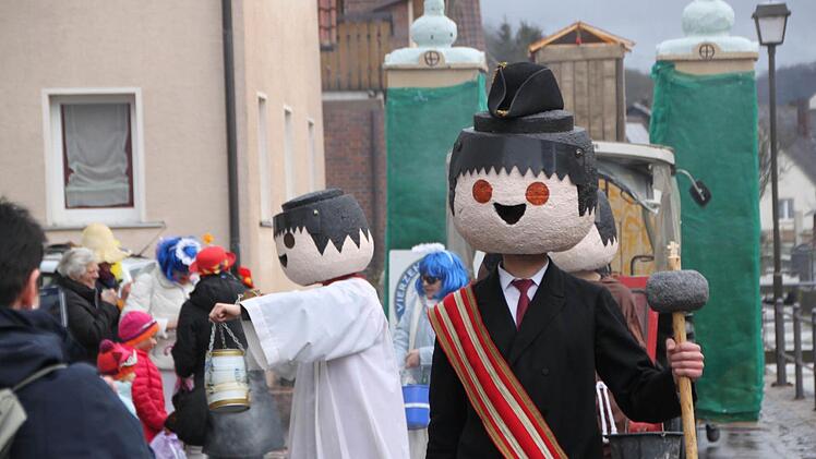 Roch es wirklich nach Weihrauch? Vierzehnheiligen und Grundfeld hatten diese Abordnung nach Uetzing entsandt. Foto: Matthias Einwag