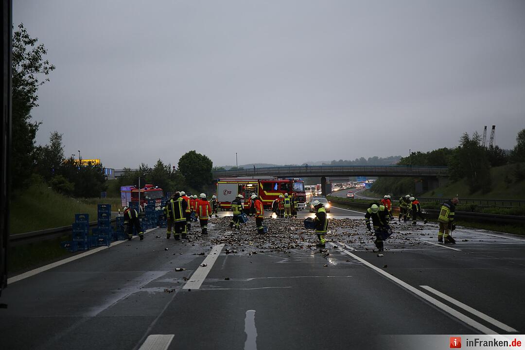 Ladungssicherung bei Getraenkelaster unzureichend - Lkw verliert etwa 200 Bierkaesten auf der Autobahn