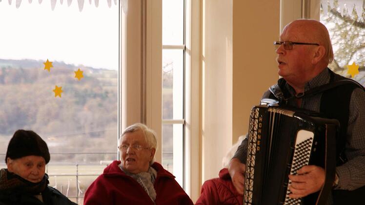 Musikbegeisterung kennt kein Alter: Mit Unterst&uuml;tzung von Heinz Anders tr&auml;llerte der "Eugeria-Chor" fr&ouml;hliche Weisen passend zur bald beginnenden Adventszeit. Foto: Mario Deller