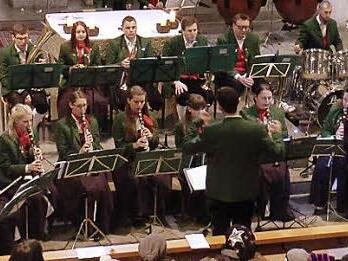 Sängerin Hannah Braunreuter und die Zeller Musikanten präsentierten ihre Melodien in der Kirche.  Foto: cl