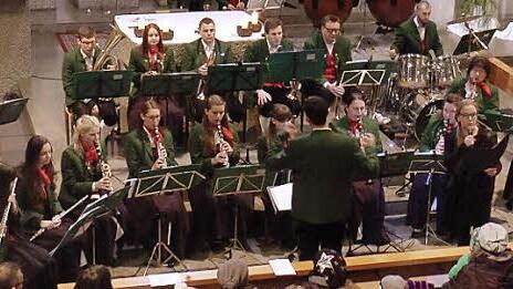 Sängerin Hannah Braunreuter und die Zeller Musikanten präsentierten ihre Melodien in der Kirche.  Foto: cl