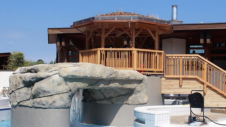Probeweise sprudelte der Wasserfall am Freitag schon. Noch werkelten aber die Bauarbeiter und vollendeten das Sanierungswerk am Erlebnisbecken, in dessen Mittelpunkt ein Pavillon zu finden ist. Ab Pfingsten stehen die neuen Attraktionen den Gästen zur Verfügung.  Foto: Stefanie Kleuderlein