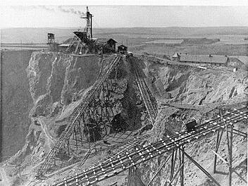 Das alte schwarz-wei&szlig;e Foto zeigt das Basaltwerk, das einst am Sodenberg stand.  Archv: Hans-Georg-Leimbach