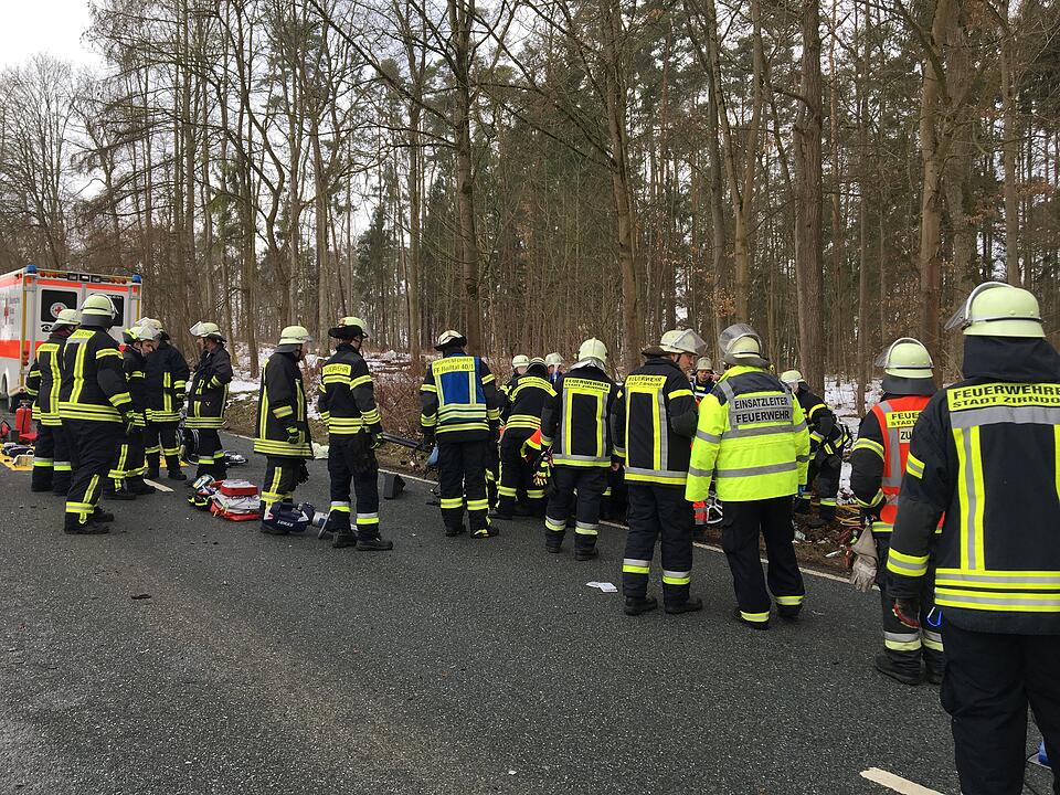 Autofahrer prallt im Kreis Fürth gegen Baum und stirbt