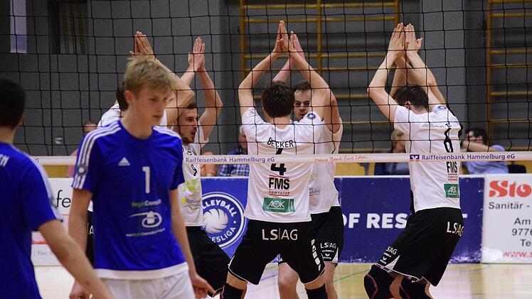 Ein letztes Tänzchen: Mit den Siegen gegen Friedrichshafen (unser Bild) und Unterhaching verabschieden sich die Hammelburg Volleys in die Sommerpause. Für einige Spieler und den Trainer war es zugleich ein Abschied vom Zweitliga-Volleyball an der Saale.Till Oschmann