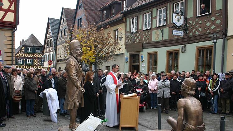 Ende 2009 wurde der Adam-Riese mit seinem Rechenknaben eingeweiht. Auch dieses Werk stammt von Andreas Krämmer. Foto: Matthias Einwag