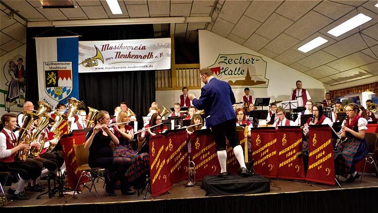 Mit ausgezeichneten Leistungen erfreuten die Neukenrother Musikerinnen und Musiker beim Frühlingskonzert unter der Stabführung von Kreisdirigent Roman Steiger. Gerd Fleischmann