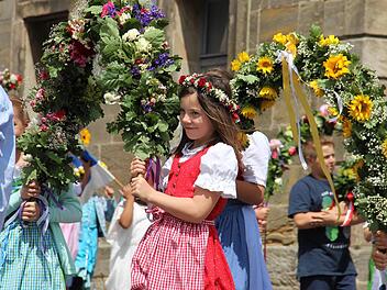 Die Mädchen trugen Blumenbögen.Katharina Müller-Sanke