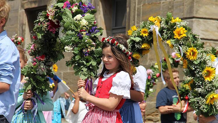 Die Mädchen trugen Blumenbögen.Katharina Müller-Sanke