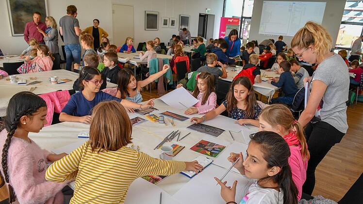 Weltkindertag: Etwa 120 junge Künstler waren am Donnerstag in der Zentralredaktion am Werkeln. Foto: Ronald Rinklef,