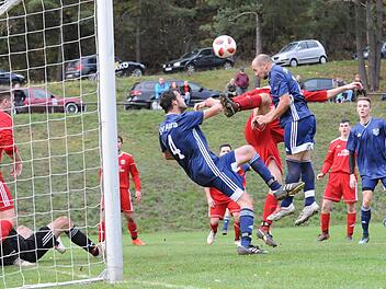 Dass mit Dominik Graser der eigene Mitspieler zum Hindernis werden k&ouml;nnte, st&ouml;rt Konstantin Papadopoulos nicht die Bohne: Der Garitzer Routinier trifft hier per Kopf f&uuml;r Aura zum 2:2 gegen Obererthal. Foto: ssp