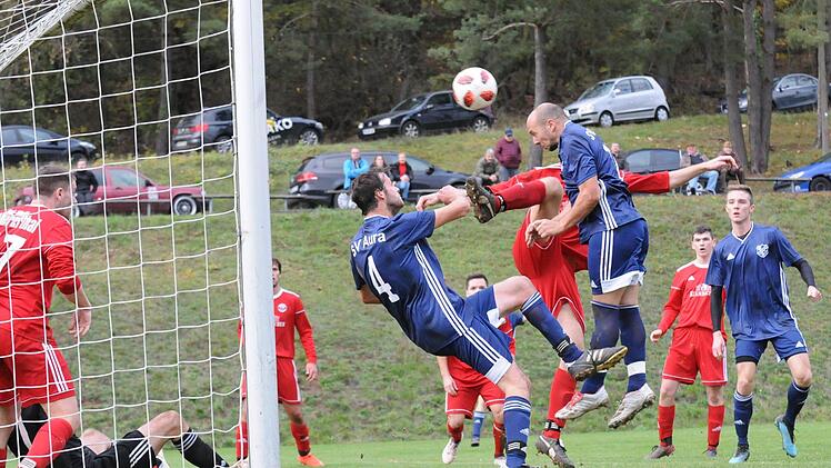 Dass mit Dominik Graser der eigene Mitspieler zum Hindernis werden k&ouml;nnte, st&ouml;rt Konstantin Papadopoulos nicht die Bohne: Der Garitzer Routinier trifft hier per Kopf f&uuml;r Aura zum 2:2 gegen Obererthal. Foto: ssp