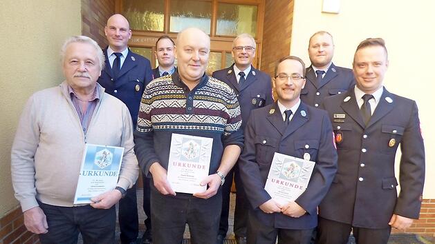 Die Geehrten (vorne v.&nbsp;l.) Alfred Steinh&auml;u&szlig;er (60 Jahre), Baptist Hofmann (40 Jahre) und Markus Koch (25 Jahre aktiver Dienst) sowie die Verantwortlichen der Feuerwehr Foto: Thomas Weichert