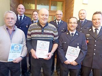 Die Geehrten (vorne v. l.) Alfred Steinhäußer (60 Jahre), Baptist Hofmann (40 Jahre) und Markus Koch (25 Jahre aktiver Dienst) sowie die Verantwortlichen der Feuerwehr Foto: Thomas Weichert