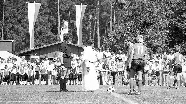 Mit 11:0 gewinnt der 1. FC Nürnberg (dunkle Hosen) das Freundschaftsspiel beim FC Reichenbach vor 5000 Fans. Foto: Hopf