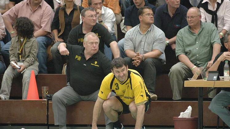 Ein Coburger Handball-Original: Bei den Spielen des HSC saß "Mordl" Fischer in der ersten Reihe (hier mit Elvedin Mustafic im Jahr 2007; dahinter Ex-Vorsitzender Jürgen Heeb).