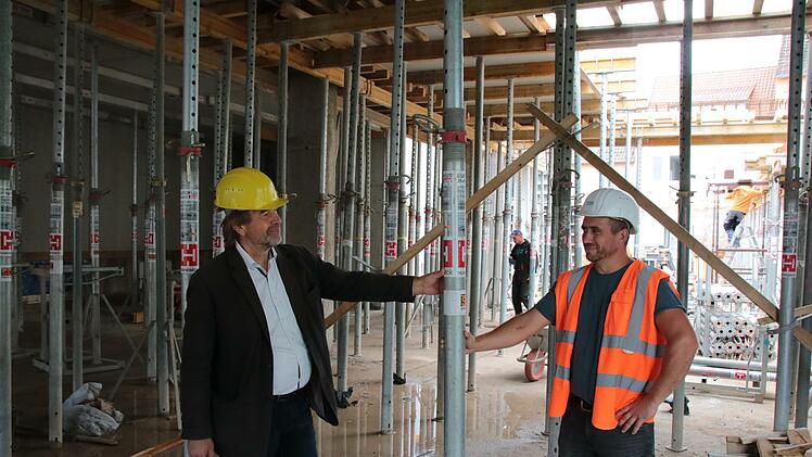 Stadtbaumeister Detlef Mohr (von links) und Bauleiter Andreas Pracht an der Stelle der künftigen Tourist-Info.