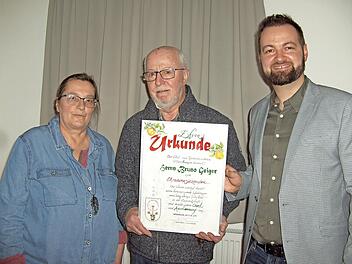 Bruno Geiger ist neuer Ehrenvorsitzender der Obst- und Gartenfreunde in Wittershausen. Dritte Bürgermeisterin Margot Schottdorf (links) und Vorsitzender Daniel Bahn gratulierten Bruno Geiger (Mitte) zu dieser Auszeichnung.