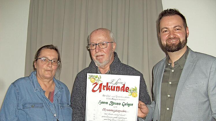 Bruno Geiger ist neuer Ehrenvorsitzender der Obst- und Gartenfreunde in Wittershausen. Dritte Bürgermeisterin Margot Schottdorf (links) und Vorsitzender Daniel Bahn gratulierten Bruno Geiger (Mitte) zu dieser Auszeichnung.
