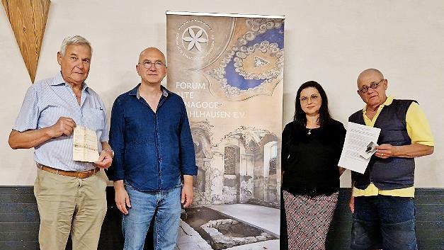 Die Übergabe des Dokuments und des Fotos (v. l.): Otto Pröls mit dem Reisepass, Christian Plätzer (Vorsitzender des Vereins), Irina Gerschmann (Zweite Vorsitzende), Christof Eberstadt mit der Fotografie von Albert Schloß und Ralf Kriegel.