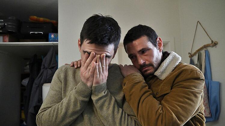 Die Angehörigen des Fahrers, sein Bruder Luis (Henry Morales, links) und Mitbewohner Gabriel (Alberto Wolf), sind am Boden zerstört nach der schrecklichen Nachricht des tödlichen Verkehrsdeliktes.