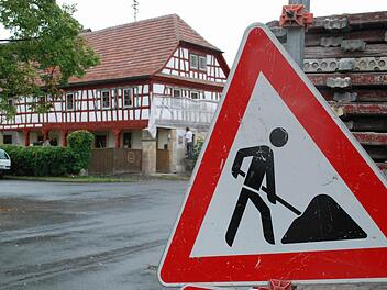 Im Haus Nummer 8, das auch noch eine Baustelle ist, wenngleich eine weit fortgeschrittene, wohnt Thilo Walter mit Partnerin und Kind, während gegenüber Hausnummer 23 noch dem Urzustand sehr nahe ist. Fotos: gf