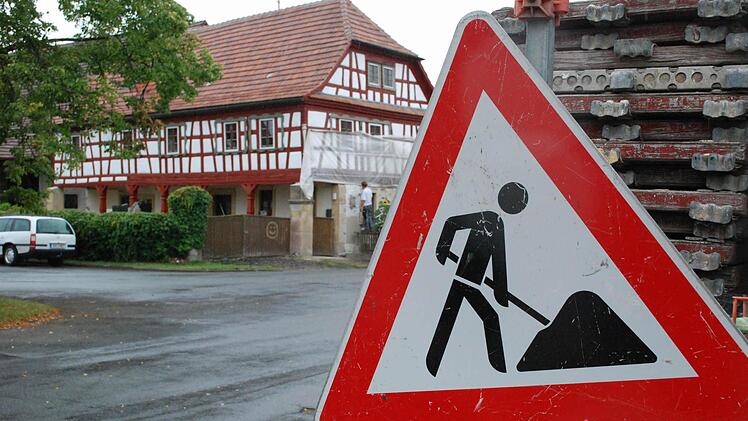 Im Haus Nummer 8, das auch noch eine Baustelle ist, wenngleich eine weit fortgeschrittene, wohnt Thilo Walter mit Partnerin und Kind, während gegenüber Hausnummer 23 noch dem Urzustand sehr nahe ist. Fotos: gf