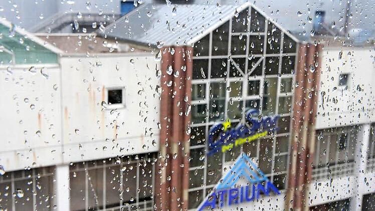 Regentropfen geben dem Blick aufs Atrium zusätzliche Tristesse. Foto: Michael Gründel