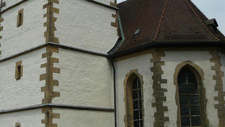 Von Feuchtigkeit arg in Mitleidenschaft gezogen ist die Rugendorfer Kirche.  Foto: Klaus-Peter Wulf