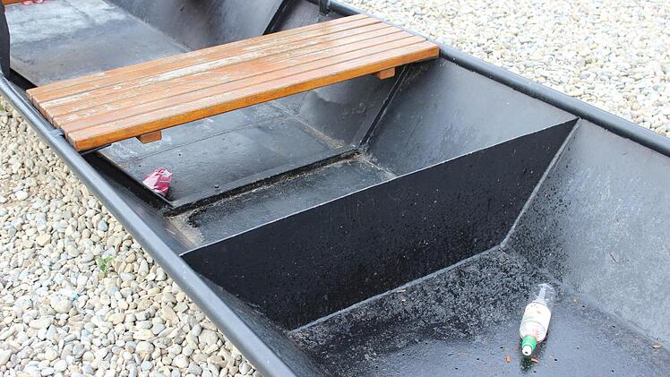 Fast jeden Tag findet Johann Seelig neuen Müll in dem Schelch in der Nähe des Spielplatzes.Foto: Nina Grötsch