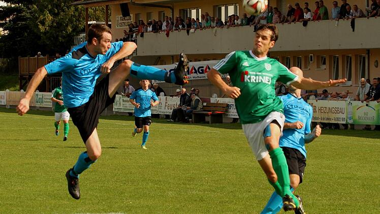 Gästestopper Daniel Wegmann (links) verhindert etwas gefährlich mit dem Fuß die Kopfballchance für den Sander Torjäger Peter Heyer.