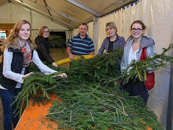 Anna-Lena Seitz, Carina Seitz, Alexander Smenda, Birgit Endlich und Nina Staudigel (v. l.) haben den Kranz für den Kerwasbaum gebunden. Foto: Andreas Brandl