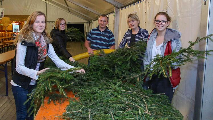 Anna-Lena Seitz, Carina Seitz, Alexander Smenda, Birgit Endlich und Nina Staudigel (v. l.) haben den Kranz für den Kerwasbaum gebunden. Foto: Andreas Brandl